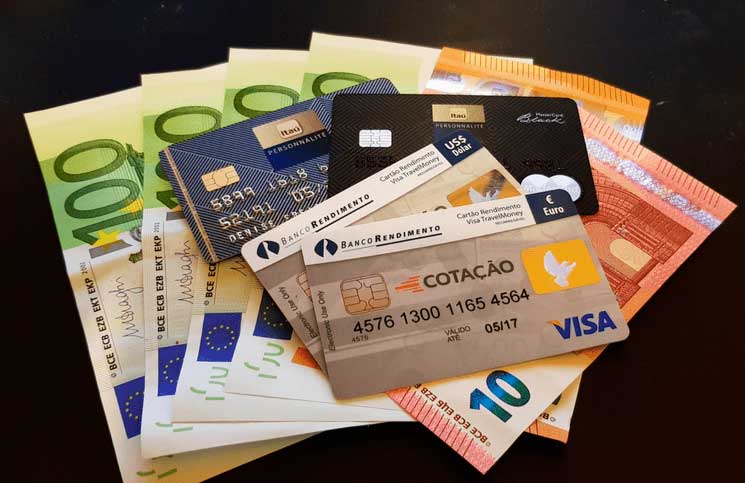 Viagem - Dinheiro vivo ou cartão de débito internacional: qual a melhor opção para sua viagem?